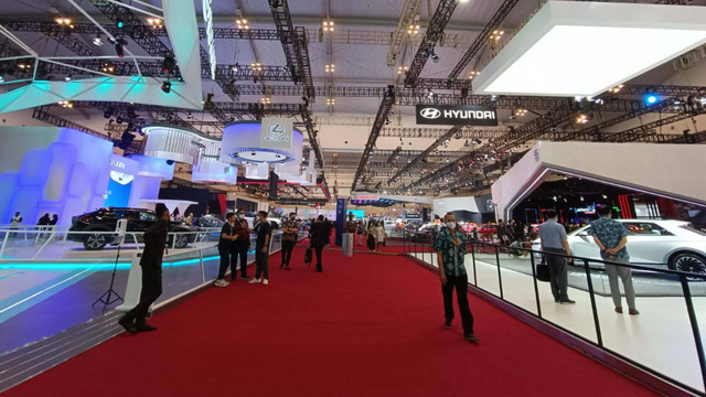 Suasana arena pameran kendaraan penumpang di GIIAS 2022. Foto: Gesit Prayogi/kumparanOTO