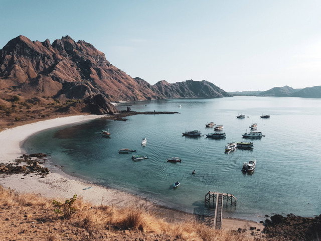 Teluk di artikel pilihan aktivitas di pulau komodo, Foto oleh Dimitry B di Unsplash