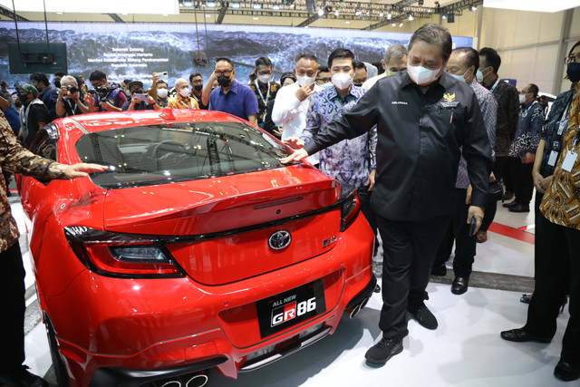 Menteri Koordinator Bidang Perekonomian, Airlangga Hartarto (kanan) melihat mobil produk Toyota usai membuka pameran otomotif Gaikindo Indonesia International Auto Show (GIIAS) di ICE BSD, Tangerang, Kamis (11/8). Foto: Aditia Noviansyah/kumparan