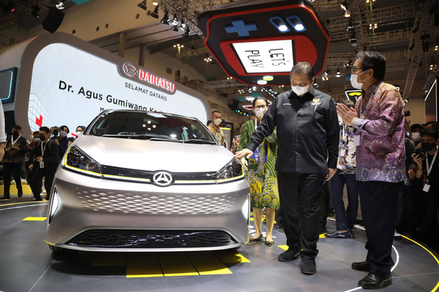 Menteri Koordinator Bidang Perekonomian, Airlangga Hartarto  (ke dua dari kanan) melihat mobil produk Daihatsu usai membuka pameran otomotif Gaikindo Indonesia International Auto Show (GIIAS) di ICE BSD, Tangerang, Kamis (11/8). Foto: Aditia Noviansyah/kumparan