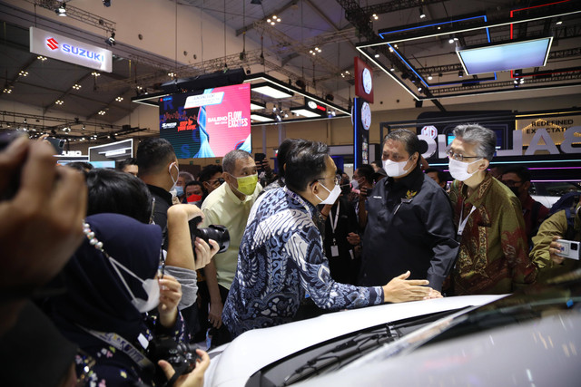 Menteri Koordinator Bidang Perekonomian, Airlangga Hartarto (ke dua dari kanan) melihat mobil produk Suzuki usai membuka pameran otomotif Gaikindo Indonesia International Auto Show (GIIAS) di ICE BSD, Tangerang, Kamis (11/8). Foto: Aditia Noviansyah/kumparan
