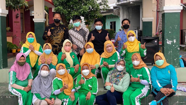 Warga RW 05 Desa mangunharjo setelah dilakukan pemeriksaan Asam Urat (sumber foto: dokumentasi pribadi)