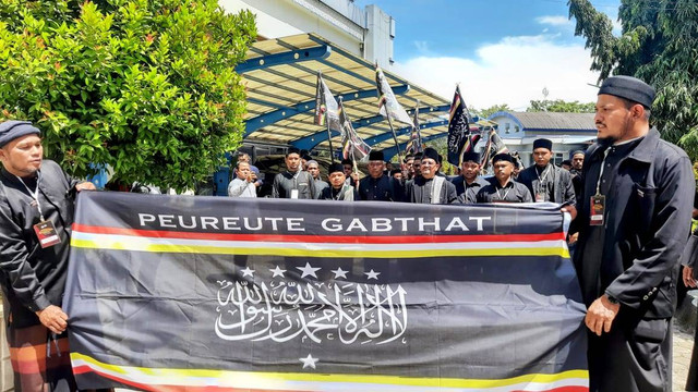 Kader partai Partai Gabthat saat mendaftar ke KIP Aceh. Foto: Habil Razali/acehkini