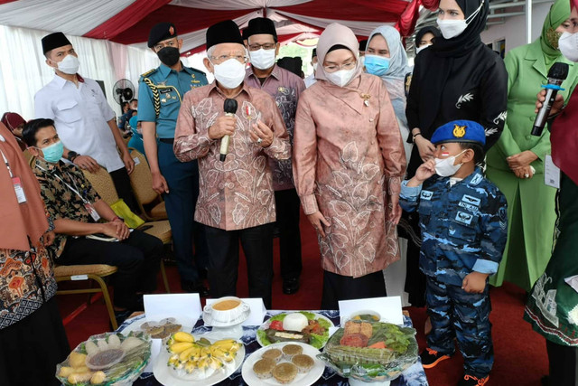 Wapres Ma'ruf Amin dan Wury Ma'ruf Amin meninjau Posyandu Kenanga, Banjarbaru Selatan, Kota Banjarbaru. Foto: Dok. BPMI Setpres