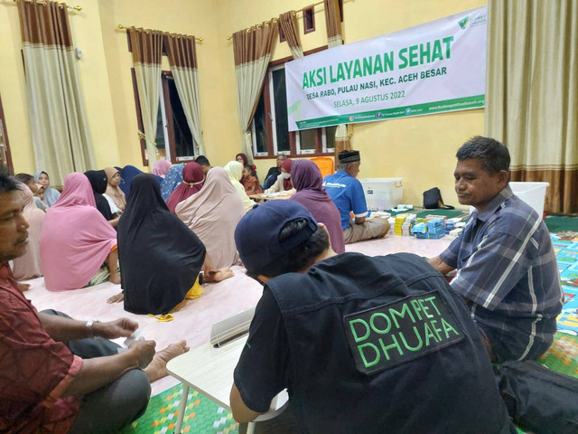 Kehadiran tim LKC Dompet Dhuafa Aceh pada (Rabu, 9/08/2022) bersama dokter, perawat, serta apoteker menjadi daya tarik tersendiri bagi masyarakat Desa Rabo. Walaupun diadakan pada malam hari terlihat masyarakat tetap antusias mengikuti kegiatan ALS ini. Berbagai keluhan pun disampaikan oleh masyarakat kepada dokter untuk diberikan penanganan dan resep obat sesuai takaran. (Dok Dompet Dhuafa)