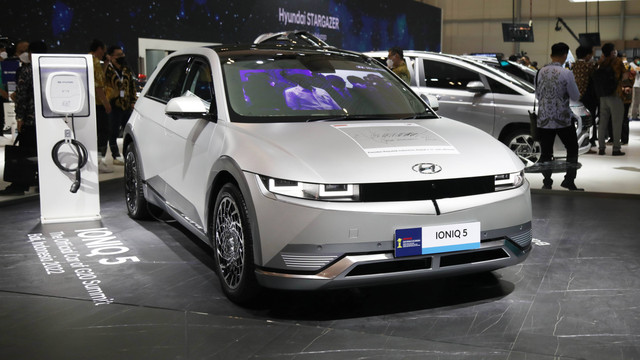 Pengunjung melihat mobil Hyundai Ioniq 5 pada ajang pameran GIIAS 2022 di ICE BSD, Tangerang, Kamis (11/8). Foto: Aditia Noviansyah/kumparan