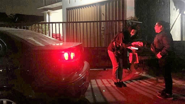 Fan Dream Theater, Pipin (34), berpamitan dengan polisi usai diantar pulang ke rumah orang tuanya di Klaten, Rabu (10/08/2022) malam. FOTO: Dok Istimewa 