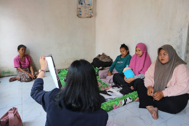 Tim KKNK 189 sedang melakukan penyuluhan pada warga sekitar. Dokumentasi pribadi.jpg