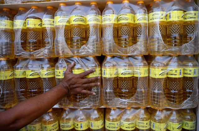 Petugas melakukan persiapan untuk pengiriman minyak goreng Minyakita yang telah dikemas dalam kontainer ke Indonesia bagian timur, di Pelabuhan Tanjung Priok, Jakarta, Kamis (11/8/2022). Foto: Akbar Nugroho Gumay/ANTARA FOTO
