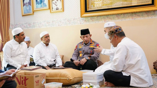Kapolri Jenderal Pol Listyo Sigit Prabowo saat takziah ke rumah duka Habib Zen bin Umar di kawasan Pejaten Barat, Jakarta Selatan, Kamis (11/8/2022). Foto: Dok. Istimewa