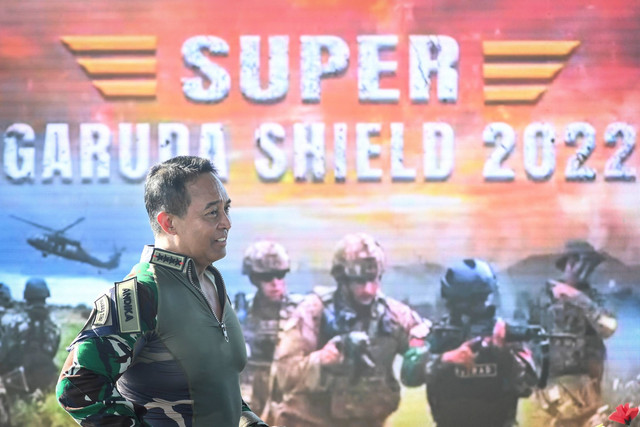 Panglima TNI Jenderal TNI Andika Perkasa saat meninjau latihan 'The Combined Arm Live Fire Exercise (Calfex)' Super Garuda Shield 2022 di Puslatpur Baturaja, Ogan Komering Ulu (OKU) Timur, Sumatera Selatan, Kamis (11/8/2022). Foto: M Risyal Hidayat/ANTARA FOTO