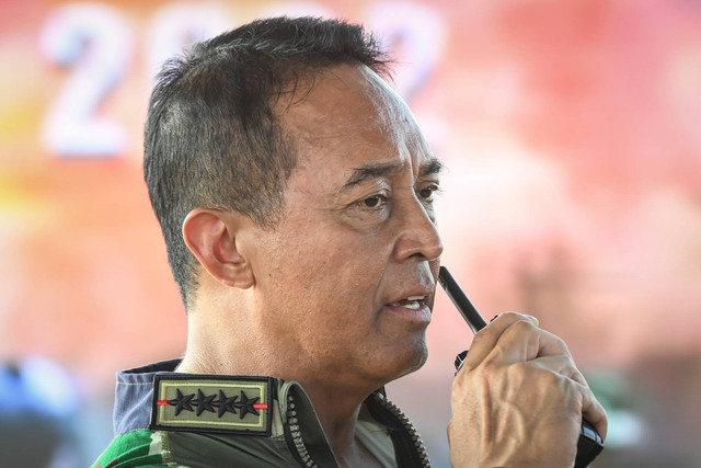 Panglima TNI Jenderal TNI Andika Perkasa berkomunikasi dengan radio panggilnya saat meninjau latihan 'The Combined Arm Live Fire Exercise (Calfex)' Super Garuda Shield 2022 di Puslatpur Baturaja, Ogan Komering Ulu (OKU) Timur, Sumatera Selatan. Foto: M Risyal Hidayat/ANTARA FOTO
