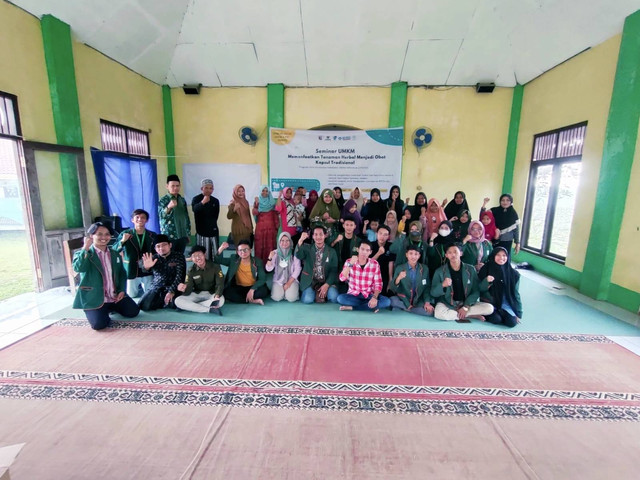Acara Seminar UMKM yang diselenggarakan oleh mahasiswa & mahasiswi Universitas Nahdlatul Ulama Indonesia (UNUSIA) dari Jakarta. Acara yang diselenggarakan di Desa Cidokom, Kecamatan Rumpin, Kabupaten Bogor, Jawa Barat, bersama masyarakat sekitar dan turut dihadiri pula oleh Ustadz Abdurrahman dari Pengurus Anak Cabang (PAC) NU Desa Cidokom, dan Ustadz Jajang dari Ketua Karang Taruna. (Bogor, 01 Agustus 2022)