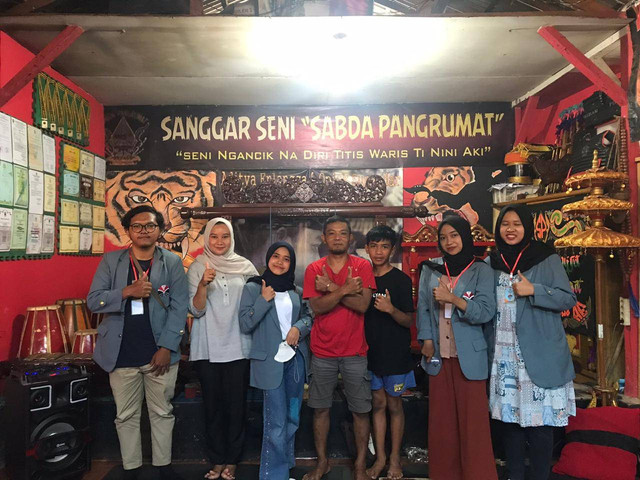 Dokumentasi pribadi: Mahasiswa KKN UPI 2022 bersama pemilik Sanggar Seni Sabda Pangrumat dan puteranya