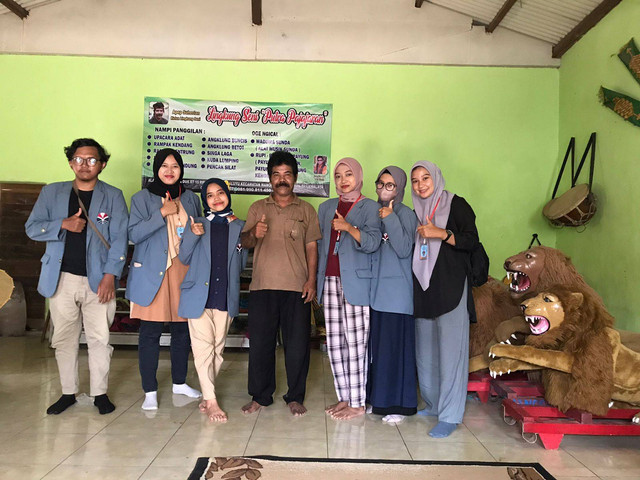 Dokumentasi pribadi: Mahasiswa KKN Tematik UPI 2022 bersama pemilik Lingkung Seni Putra Pajajaran