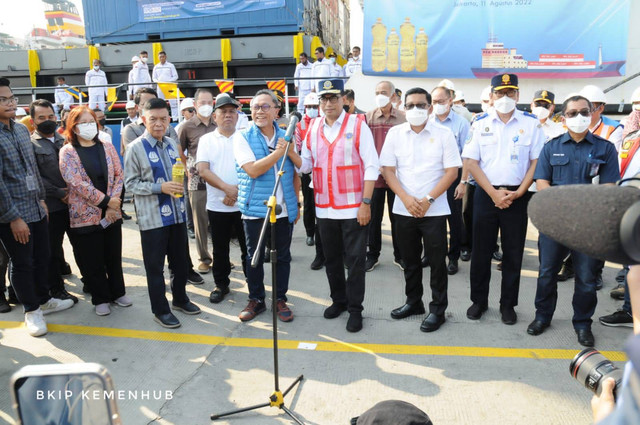 Menhub Budi Karya Sumadi saat peluncuran distribusi MinyaKita. Foto: Kemenhub RI