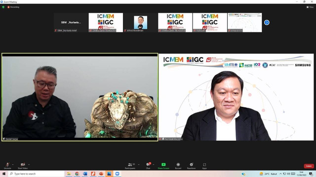 Daniel Surya (kiri) menjelaskan tantangan pada pengembangan metaverse. Dana dan waktu masih jadi tantangan metaverse. 