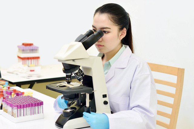 Ilustrasi ilmuwan perempuan dalam sains. Foto: Shutterstock