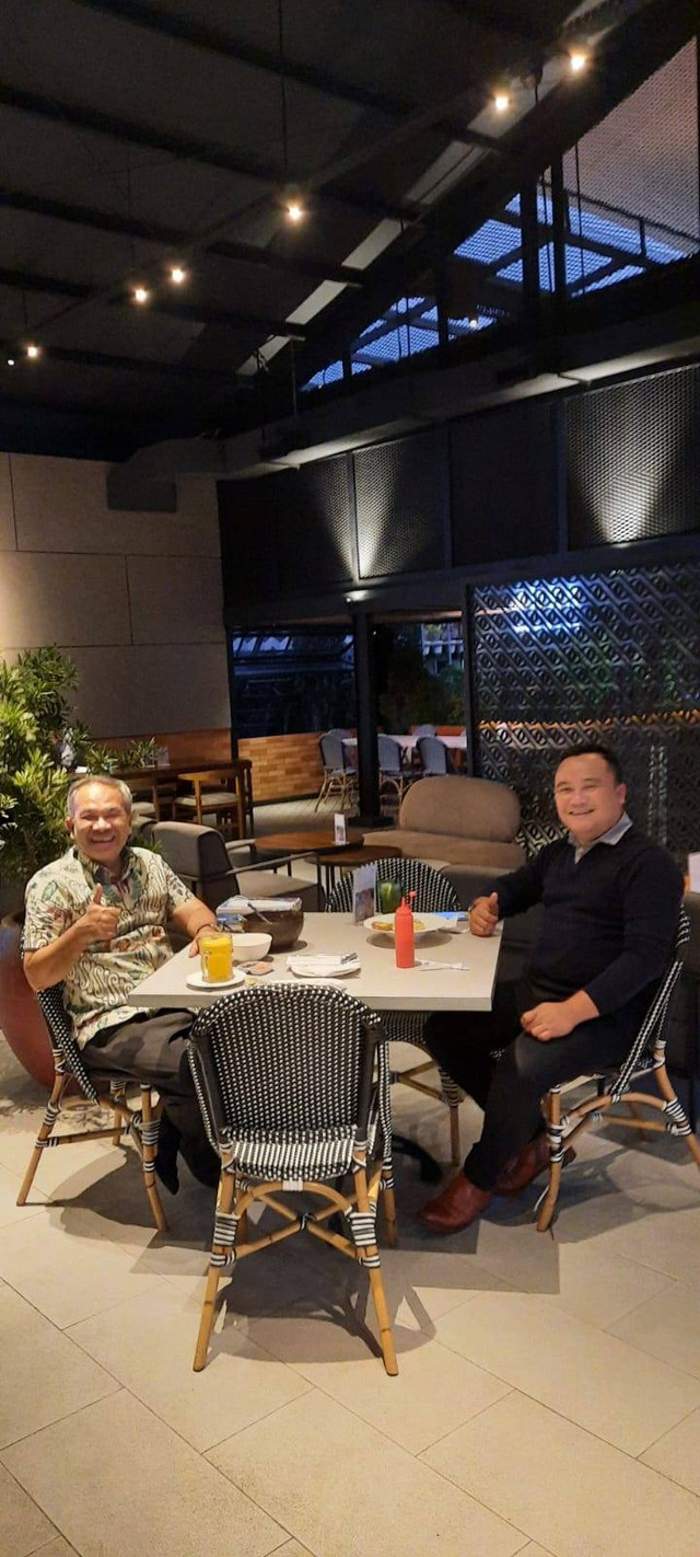 Dr Aqua Dwipayana bersama Manajer PLN UP3 Pematang Siantar Petrus Gading Aji N. P. Foto: dok Dr Aqua