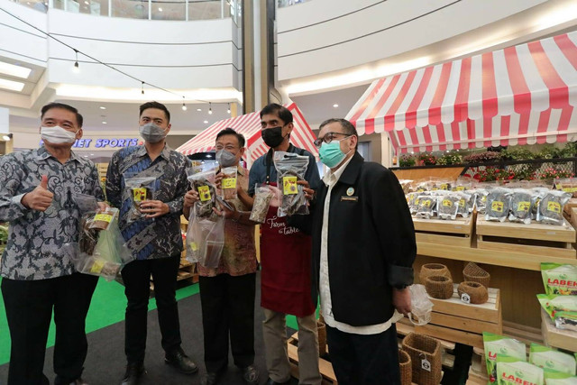 Direktur PT. AMSL INDONESIA Fariyanto Nickholas Sonda saat mengunjungi salah satu peserta "Farm to Table" asal Sumatera Barat, di AEON Mall BSD City. Foto: AEON Mall
