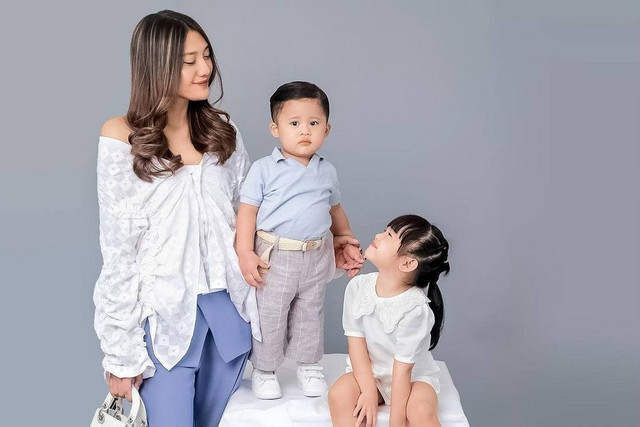 Potret Anissa Aziza dan kedua anaknya. Foto: Instagram/@anissaaziza