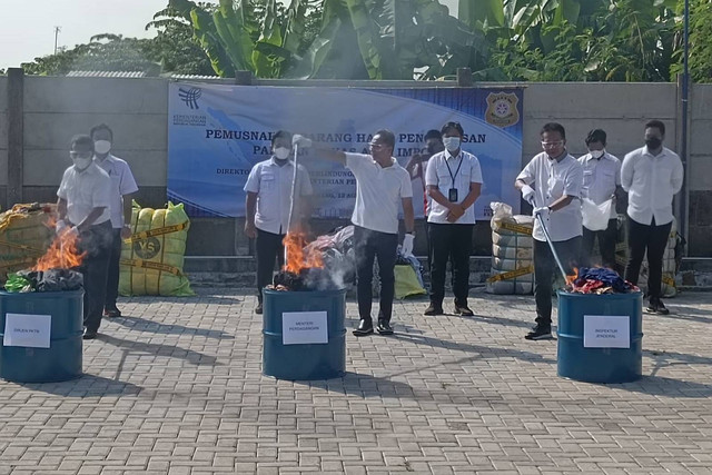 Menteri Perdagangan Zulkifli Hasan menghadiri pemusnahan pakaian impor bekas di Pergudangan Gracia, Tunggakjati, Karawang Jawa Barat, Jumat (12/8/2022). Foto: Akbar Maulana/kumparan