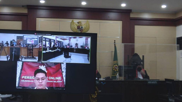 Indra Kenz saat didakwa di PN Tangerang terkait penipuan dan TPPU.  Foto: Dok. Istimewa