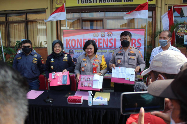 Kapolsek Bandara Ngurah Rai menunjukkan barang bukti - IST