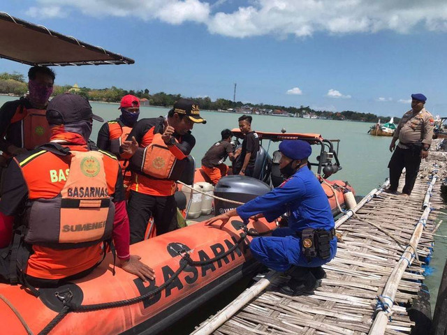 Tim SAR, Polair dan sejumlah pihak yang membantu pencariannya KLM Cinta Kembar berangkat ke tengah laut.(Foto: UPP Sapeken for jatimnow.com).