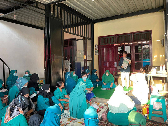 Edukasi cara pembuatan spray anti nyamuk dari serai di RW 04, Kelurahan Kalipancur. Foto: Dokumentasi pribadi.