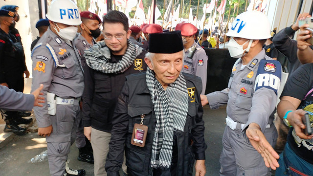 Ketua Dewan Syuro Partai Ummat Amien Rais Tiba di Kantor KPU RI. Foto: Aprilandika Pratama/kumparan