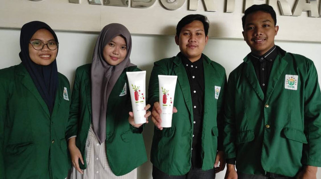 Mahasiswa Fakultas Kedokteran Unusa coba mengolah biji buah delima menjadi body cream yang diberi nama Grenade Skin Solution.
