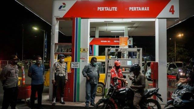 Transaksi di SPBU Kota Sorong, Papua Barat, Senin (8/11/2021). Foto: Olha Mulalinda/ANTARA FOTO