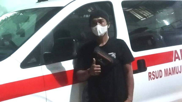 Efraim, sopir ambulans di Puskesmas Kalumpang, Mamuju. Foto: Dok. Istimewa