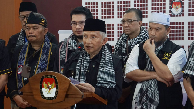 Pimpinan Partai Ummat mendaftarkan diri untuk mengikuti Pemilu 2024 di KPU RI pada Jumat (12/8). Foto: Iqbal Firdaus/kumparan