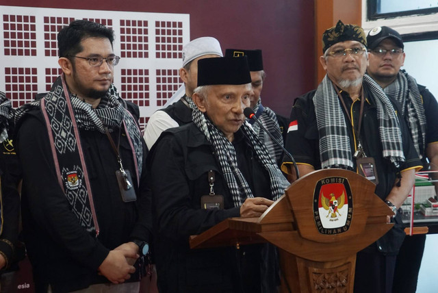 Pimpinan Partai Ummat mendaftarkan diri untuk mengikuti Pemilu 2024 di KPU RI pada Jumat (12/8). Foto: Iqbal Firdaus/kumparan