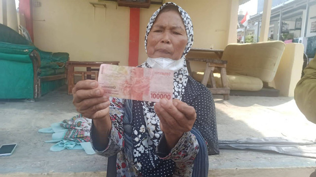 Pedagang kue keliling, Nurhayati. | Foto: Sinta Yuliana/Lampung Geh