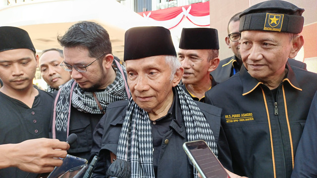 Ketua Majelis Syuro Partai Ummat Amien Rais (tengah) dan Ketum Partai Ummat Ridho Rahmadi (ke dua dari kiri) di KPU RI. Foto: Aprilandika Pratama/kumparan