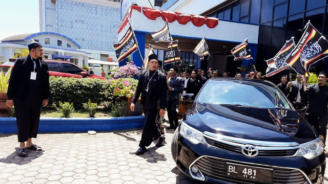 Kader Partai Gabthat mendaftar ke KIP Aceh sebagai calon peserta Pemilu 2024. Foto: Habil Razali/acehkini