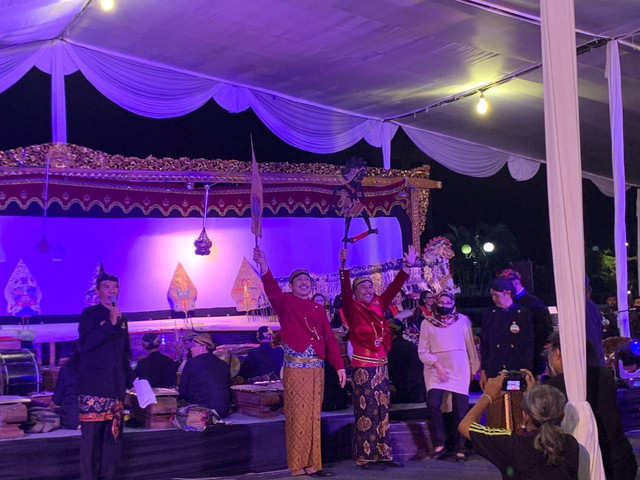 Baju Merah (Kiri) Ki Bambang Dwi Sumanto dan Dalang Baju Merah Ki Punjul Kasranto (Kanan) sebagai Dalang Pagelaran Wayang, Foto: Dok. Friston Dika Sibuea