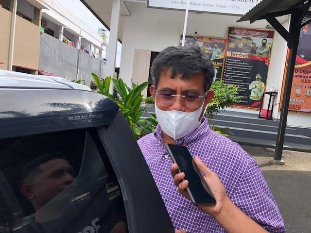 Mantan Bupati Halmahera Selatan, Bahrain Kasuba, saat ditemui di Kantor Ditreskrimsus untuk diperiksa sebagai saksi. Foto: Samsul/cermat