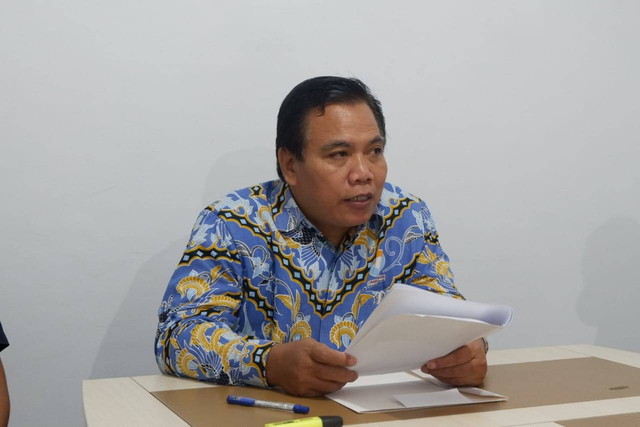 Kepala ORI Perwakilan DIY Budhi Masturi menyampaikan hasil investigasi kasus jilbab di SMA N 1 Banguntapan. ORI DIY menyimpulkan ada kekerasan terhadap anak setelah ditemukan unsur pemaksaan dan perundungan. Foto: Arfiansyah/kumparan