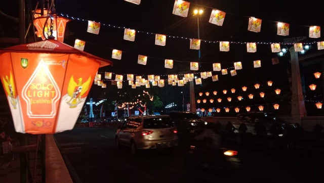 Lampion terpasang di jembatan Pasar Gede Solo, Selasa (12/08/2022). FOTO: Fernando Fitusia