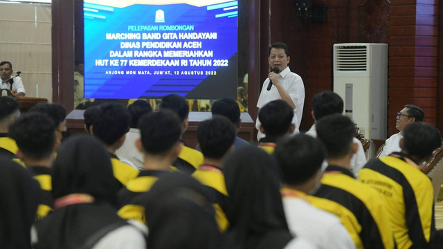 Gubernur Aceh, Achmad Marzuki melepas rombongan Marching Band Gita Handayani ke Jakarta. Foto: Adpim Aceh 
