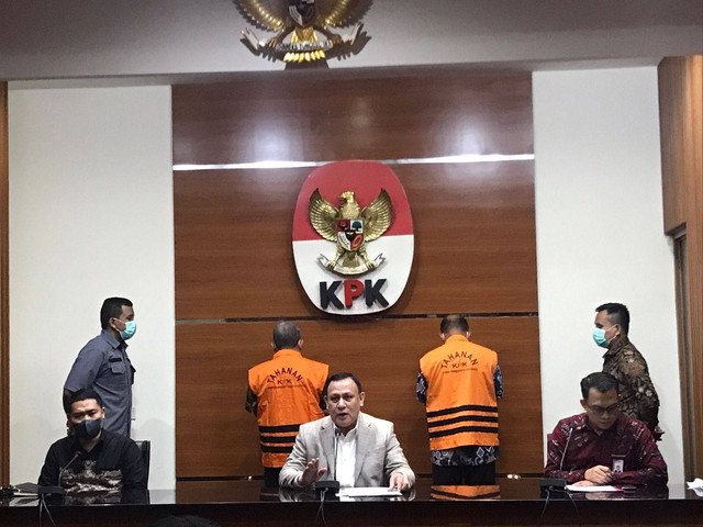 Bupati Pemalang Mukti Agung Wibowo dan 5 orang lainnya resmi mengenakan rompi oranye KPK, Jumat (12/8). Foto: Hedi/kumparan