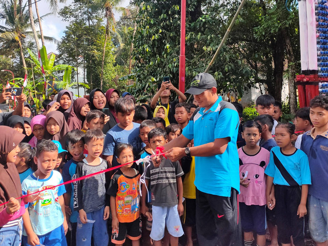Peresmian gapura ecobrick oleh Bapak Pamuji selaku Kepala Desa Nambangan