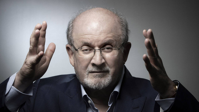 Penulis Inggris Salman Rushdie berpose saat sesi foto di Paris, 18 September 2018. Foto: JOEL SAGET / AFP