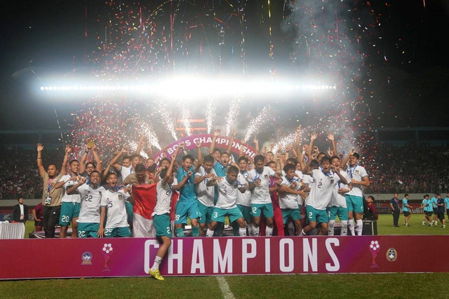 Timnas Indonesia U-16 saat selebrasi juara Piala AFF U-16 2022 di Stadion Maguwoharjo, Sleman, Jumat (12/8). Foto: PSSI