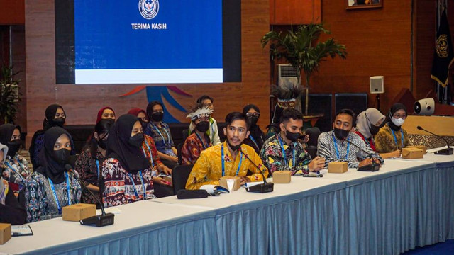 Muh. Arbi Hardin bersama finalis Duta Maritim Indonesia Aspekindo yang lain saat ngobrol pintar (ngopi) potensi pariwisata bahari dan ekonomi kreatif dengan pihak Kemenparekraf RI. Foto: Istimewa
