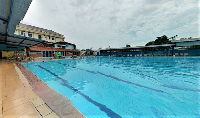 kolam renang di purwokerto. sumber foto : google street view.